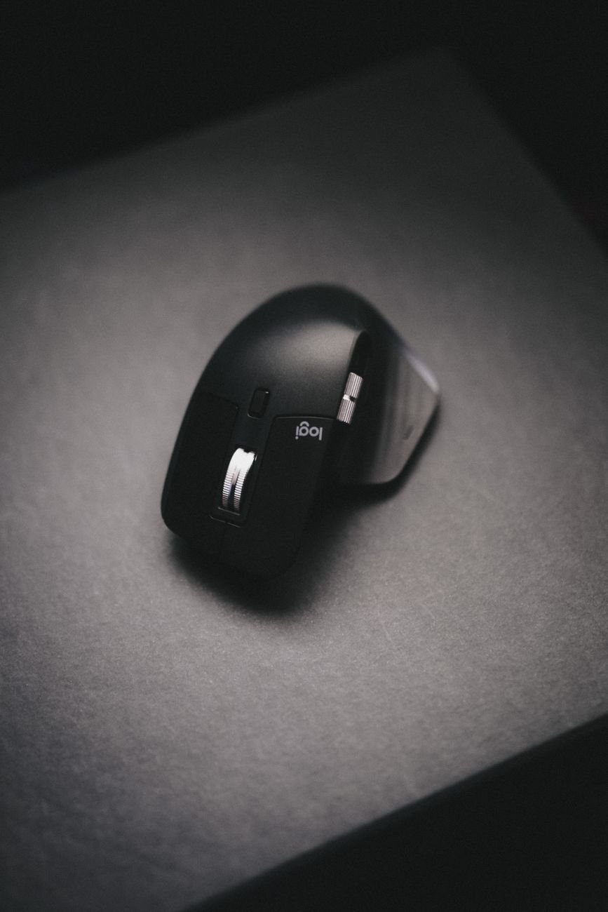 Vertical Ergonomic Mouse vs. Standard Mouse (Is It Worth the Switch?)